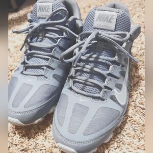 Nike Reax 8tr running shoes size 9.5 gray